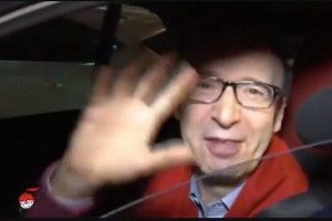 Roberto Benigni scherza ai microfoni del programma DiMartedì 