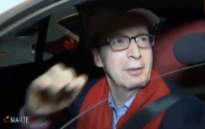 Roberto Benigni scherza ai microfoni del programma DiMartedì