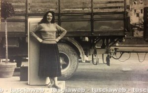 Anna Salcini in posa davanti a un distributore di benzina