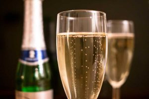 Vini frizzanti, prosecchi, spumanti e blasonati champagne