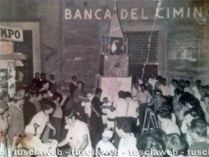 Viterbo - Come eravamo 1967 - Trasporto della minimacchina di S. Rosa del centro storico