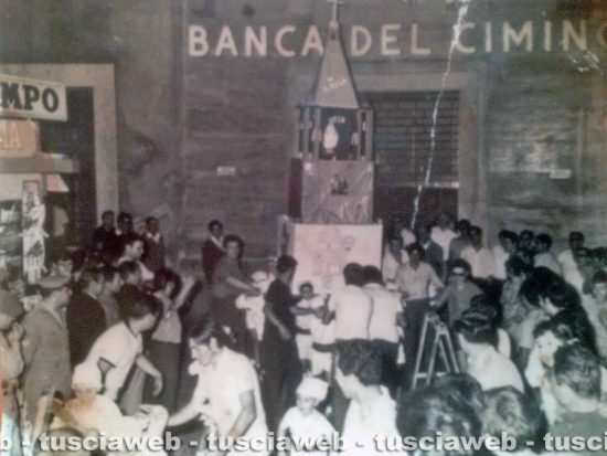 Viterbo - Come eravamo 1967 - Trasporto della minimacchina di S. Rosa del centro storico