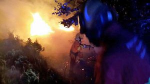 I volontari Aeopc e la polizia spengono l'incendio a Tarquinia