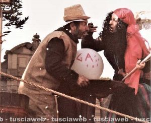 Viterbo - Come eravamo - Alfio Pannega su un carro di Carnevale negli anni '80