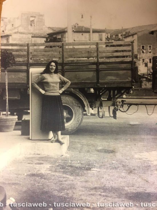 Anna Salcini in posa davanti a un distributore di benzina