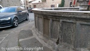Viterbo - Auto parcheggiata sulla fontana di Pianoscarano