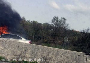 Viterbo - Auto in fiamme sulla Cassia bis