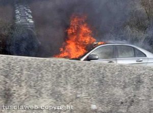 Auto in fiamme