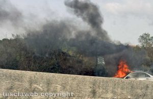 Viterbo - Auto in fiamme sulla Cassia bis