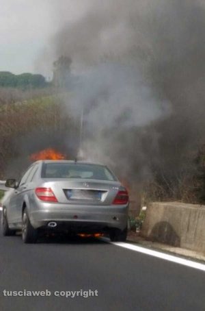 Viterbo - Auto in fiamme sulla Cassia bis