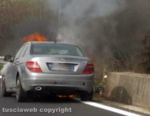 Viterbo - Auto in fiamme sulla Cassia bis