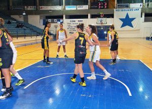 Sport - Basket - Un'azione della Defensor