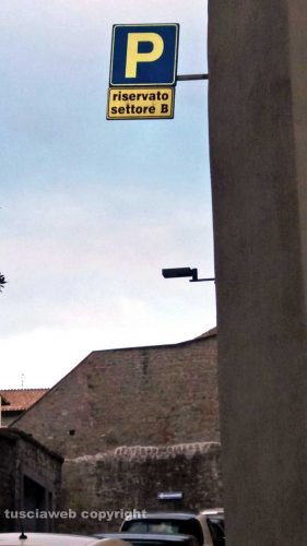 Viterbo - Il segnale di parcheggio in via Casa di Santa Rosa