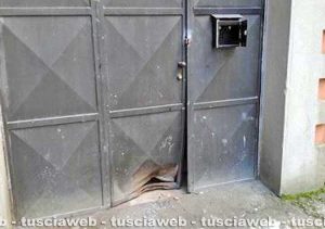 Vallerano - La porta della sede di Casapound Cimini danneggiata