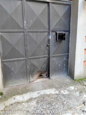 Vallerano - La porta della sede di Casapound Cimini danneggiata