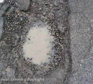 Viterbo - Una buca su strada Romana