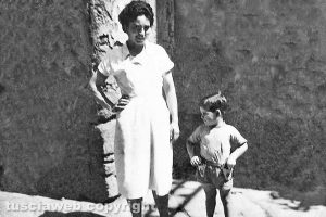 Viterbo - Madre e figlio in via del Gallo