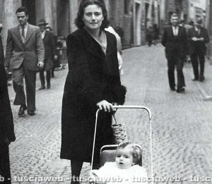 Viterbo - Come eravamo 1947 - Mamma e bimbo a spasso a Corso Italia