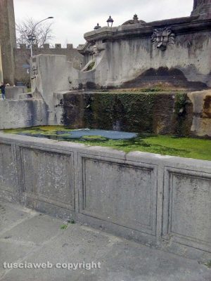 Viterbo - Melma nella fontana di piazza della Rocca