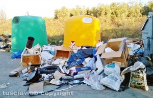 Viterbo - Discarica a cielo aperto a strada Sasso San Pellegrino