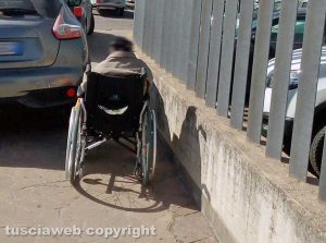 Viterbo - Un disabile sul marciapiede in via M. Romiti