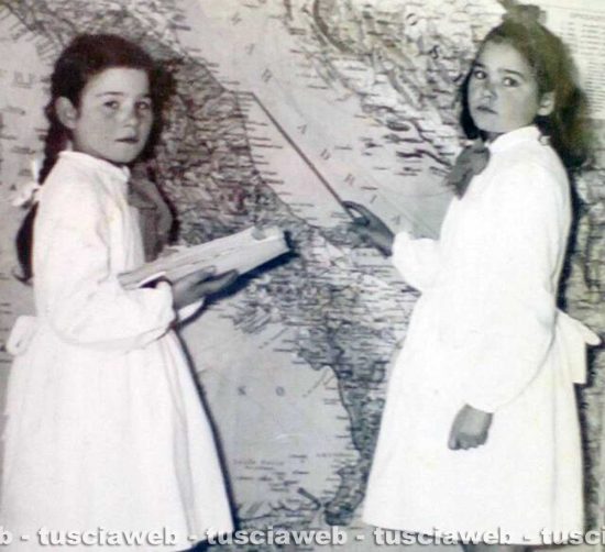 Fabrica di Roma - Come eravamo 1955 - Anna e Rita Capotondi a scuola