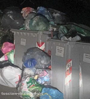 Viterbo - Rifiuti non ritirati in strada Fagiano Viterbo - Rifiuti non ritirati in strada Fagiano 
