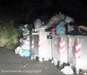 Viterbo - Rifiuti non ritirati in strada Fagiano