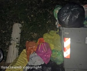 Viterbo - Rifiuti non ritirati in strada Fagiano 