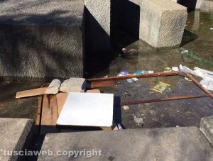 Viterbo - Murialdo - La fontana a sfera piena di rifiuti