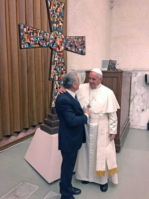 Roma - L’artista viterbese Roberto Joppolo con il Santo Padre durante davanti alla Croce “Il Mosaico dell’Umanità”
