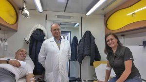 Tarquinia - Il presidente Bellini con una donatrice e il personale sanitario