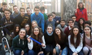 I ragazzi del Ruffini con il nodo blu, simbolo della lotta al bullismo