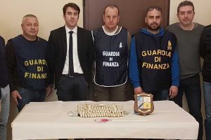 Finanza- Arrestato corriere ovulatore sbarcato al porto di Civitavecchia con un chilo e mezzo di cocaina