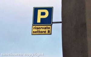 Viterbo - Il segnale di parcheggio in via Casa di Santa Rosa