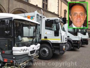 I mezzi di Viterbo Ambiente - Nel riquadro il viceprefetto Salvatore Grillo