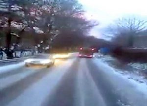 Viterbo - Autista Cotral con il telefonino alla guida di un bus di studenti sulla Cimina