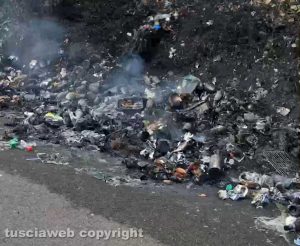 Viterbo - Rifiuti incendiati a Strada Fagiano