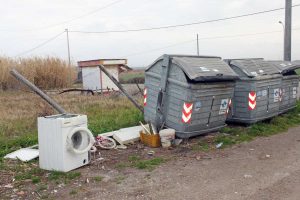 Pescia Romana - Rifiuti abbandonati