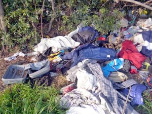 Tarquinia - Rifiuti abbandonati in un terreno