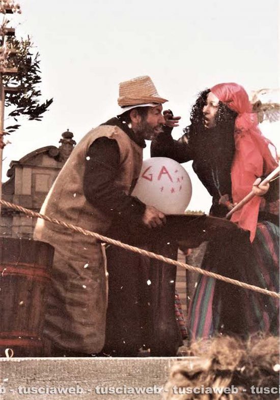 Viterbo - Come eravamo - Alfio Pannega su un carro di Carnevale negli anni '80