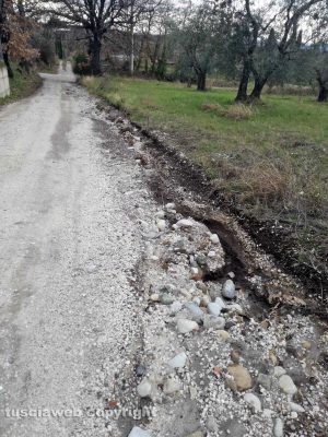 Viterbo - Voragini e buche su strada Salemme