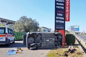 Viterbo - Cassia nord, auto si ribalta