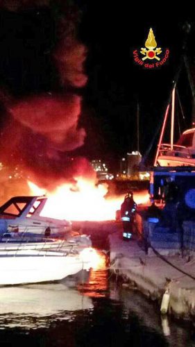 Civitavecchia - L'intervento dei vigili del fuoco per le imbarcazioni in fiamme 