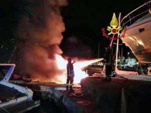 Civitavecchia - L'intervento dei vigili del fuoco per le imbarcazioni in fiamme