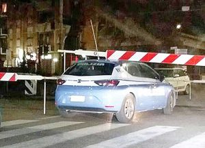 Viterbo - Volante della polizia bloccata sotto le sbarre del passaggio a livello di porta Fiorentina