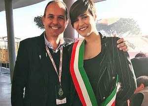 Montalto di Castro - Alice Sabatini con la fascia da sindaco insieme al primo cittadino Sergio Caci