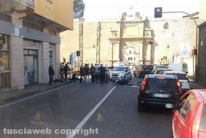 Scontro auto-motorino a via Santa Maria in Gradi