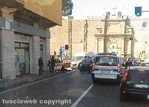 Scontro auto-motorino a via Santa Maria in Gradi