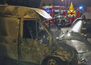 Civitavecchia - Intervento dei vigili del fuoco in via dei Martiri delle Fosse Ardeatine